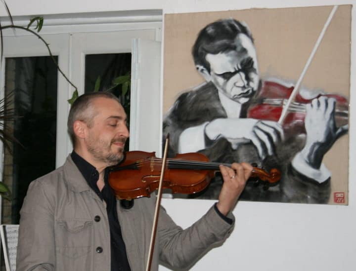 ViolinVibe's François playing the violin under Leonid Kogan's picture