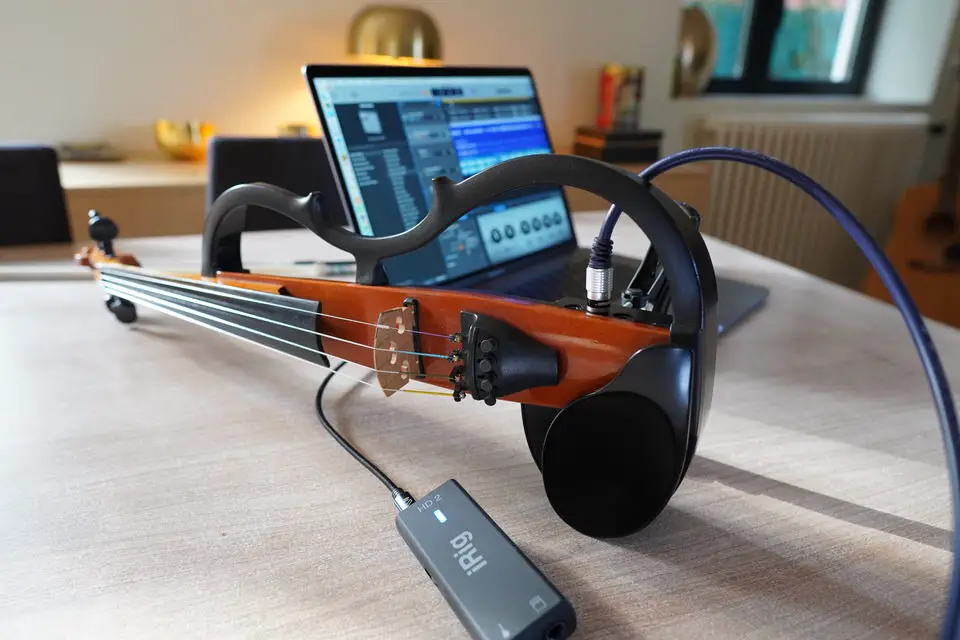 how to plug an electric violin into a Mac